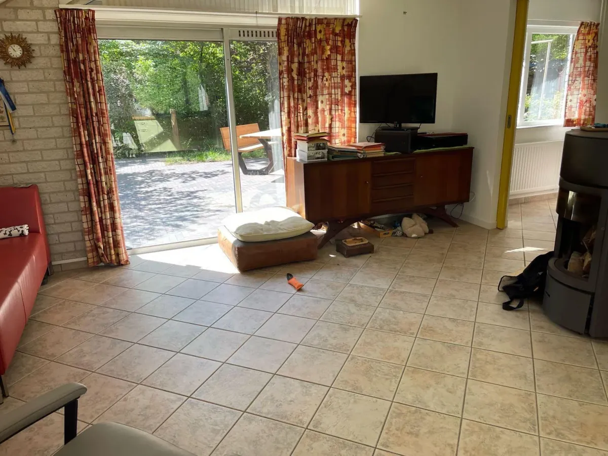 Ruime woonkamer met moderne inrichting